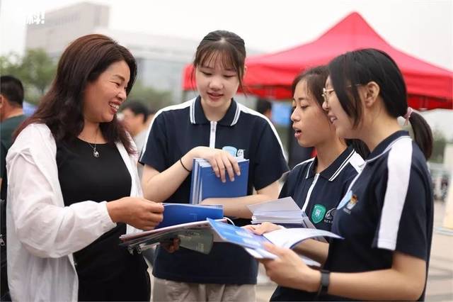 中職招生咨詢會現場火爆 升學就業雙軌并行，職業教育前景廣闊